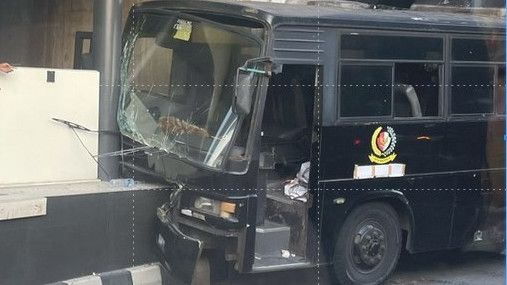 Viral Bus Paspampres Masuk Jalur TJ dan Tabrak Halte Petamburan, Begini Kronologinya