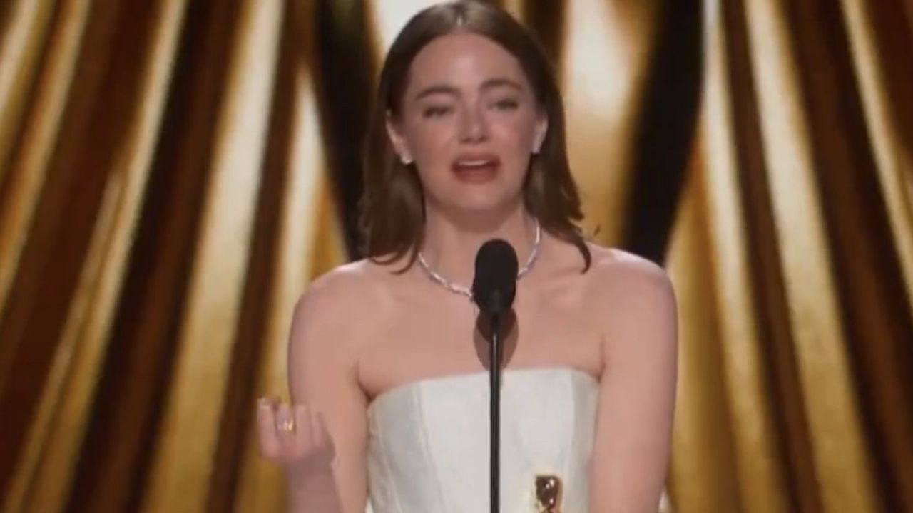 Momen Emma Stone Menangis Terima Oscar Kedua Lewat Poor Things