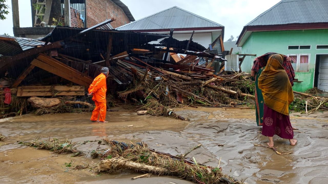 Pj Gubernur Sulsel Perintahkan Lima Pemda Pakai BTT Tanggulangi Bencana Banjir dan Longsor