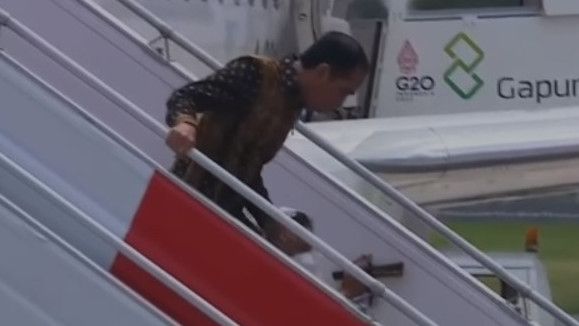 Detik-detik Ibu Iriana Kepleset saat Menuruni Tangga Pesawat di Bali, Jokowi Sempat Larang Ajudan Membantu