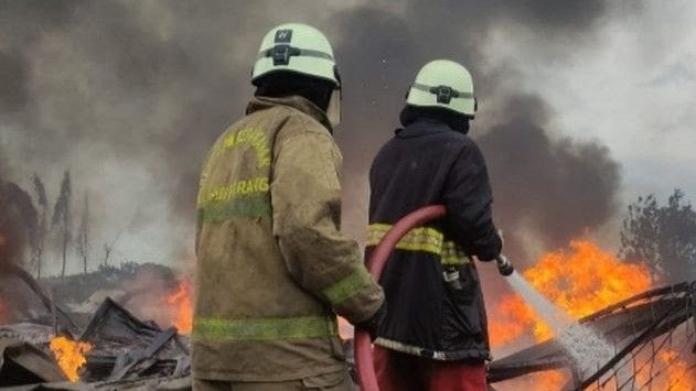 Pabrik Tiner di Tangerang Terbakar Hebat, Suara Ledakan Terdengar Beberapa Kali