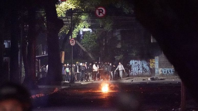 Kampus Unisba Bandung Dipenuhi Gas Air Mata Polisi, Pendemo Marah