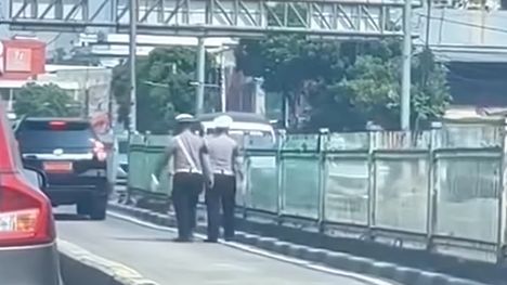 Mobil Pelat Dinas Terabas Jalur TransJakarta, Polisi Malah Beri Hormat dan Biarkan Lewat