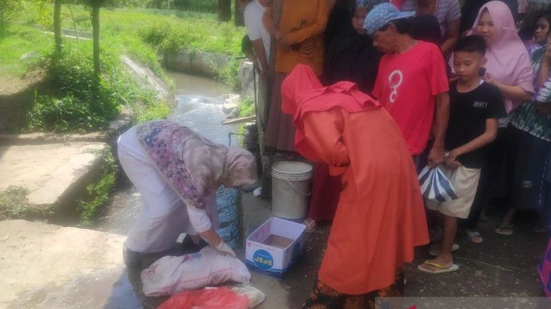 Warga Solok Digegerkan Penemuan Mayat Bayi dalam Selokan