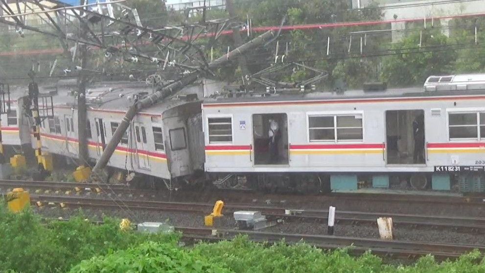 3 Kereta Anjlok di Kampung Bandan Jakarta, 50 Penumpang KRL Dievakuasi