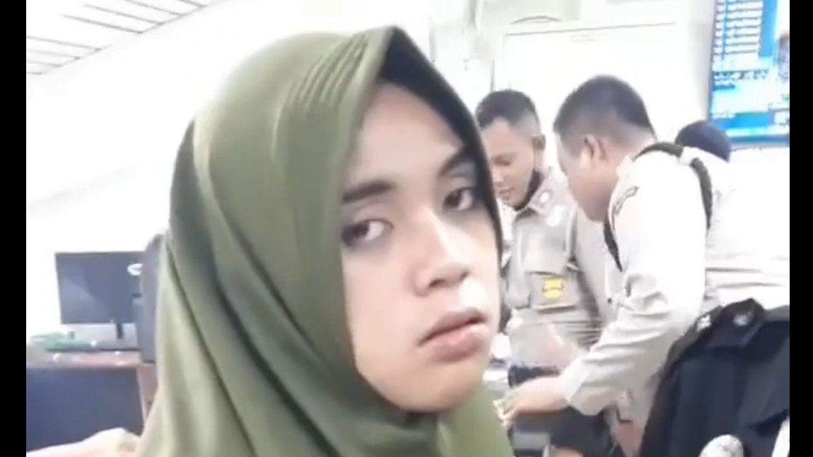 Ditangkap Petugas, Copet Wanita di Masjid Raya Al Jabbar Masih Santai Nikmati Rokok