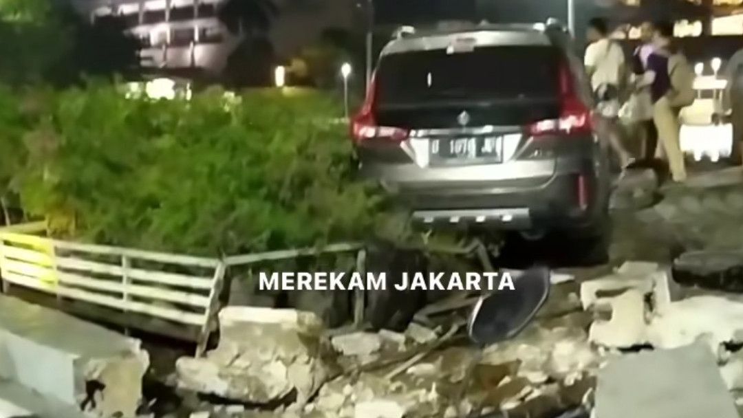 Diduga Kurang Konsentrasi, Sebuah Mobil Hampir Nyemplung ke Area Kolam Bundaran HI
