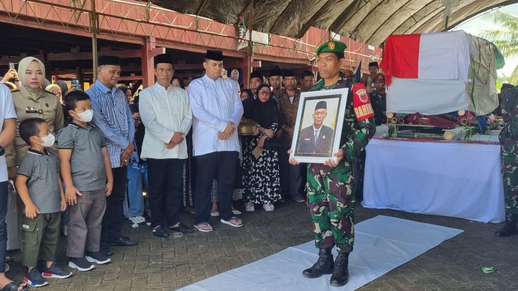 Detik-Detik Pemakaman Sumardi Kakak Tertua Gubernur Sudirman yang Jabat Kabapenda Sulsel