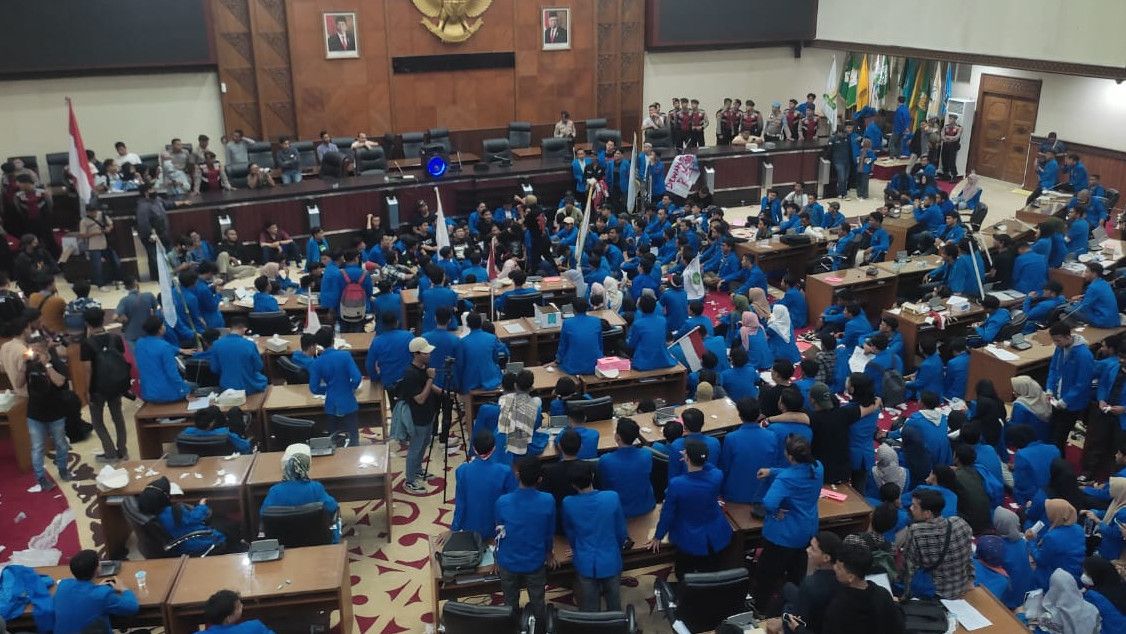 Penampakan Mahasiswa UIN Ar-Raniry Tolak Kenaikan BBM Duduki Kantor DPRD Aceh