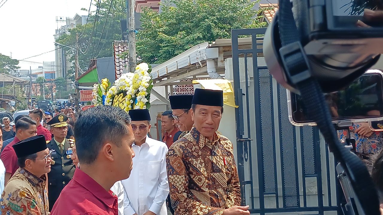 Presiden Jokowi Bersama Gibran Melayat ke Rumah Duka Hamzah Haz