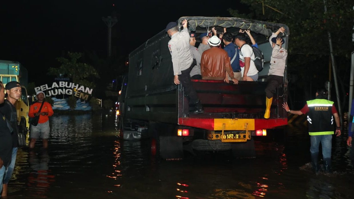 Pantura Jateng Dilanda Banjir Rob, Warga Diimbau Mengungsi