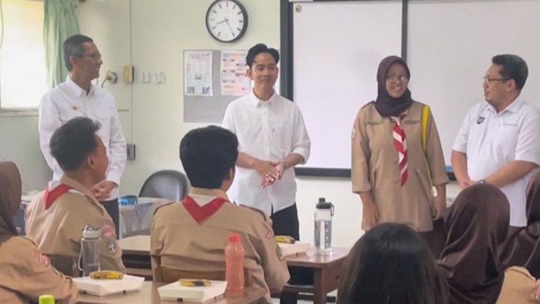 Gibran Rakabuming Raka Pantau Makan Bergizi Gratis di SMAN 70 Jakarta: Ini Menu Paling Mewah