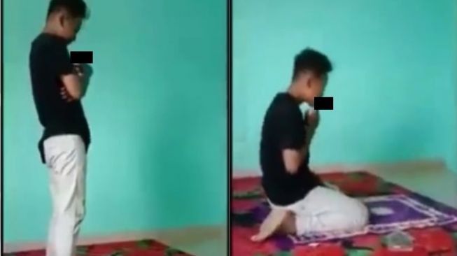 Anak Ini Merokok dan Tertawa Sembari Bergaya Seperti Orang Salat, Apa yang Lucu?