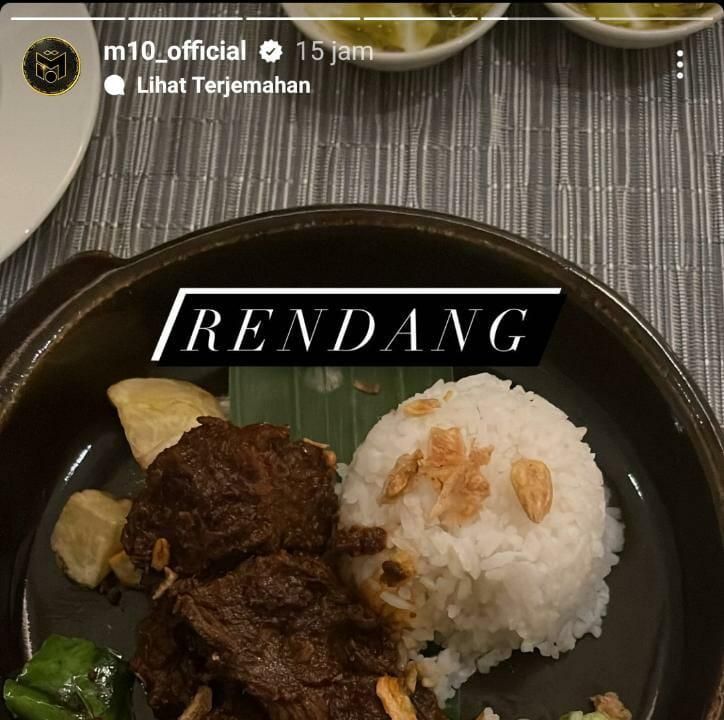 Ozil cicipi kuliner Indonesia (Foto: Instagram story/@m10_official)