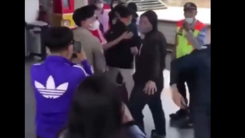 Viral Video Fans Persib dan Persija Ribut di Stasiun Jatinegara, Polisi: Saya Cek Dulu...