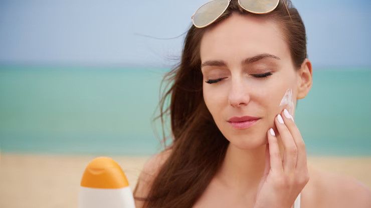 Perlukan Mengaplikasikan Sunscreen saat Pakai Masker? Begini Jawaban Dokter Kulit