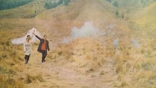 Netizen Hujat Hasil Foto Prewedding yang Bikin Gunung Bromo Kebakaran: Burik Amat!