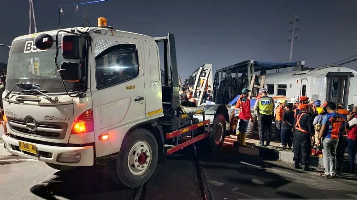 Kereta Api Tabrak Truk Pengangkut Pelet Gegara Mogok di Tengah Perlintasan, KAI Tuntut Ganti Rugi
