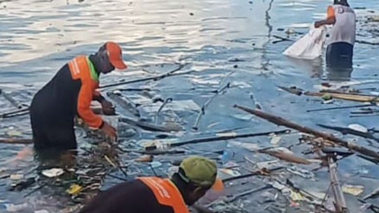 Pulau Tidung Dipenuhi Sampah dari Jakarta