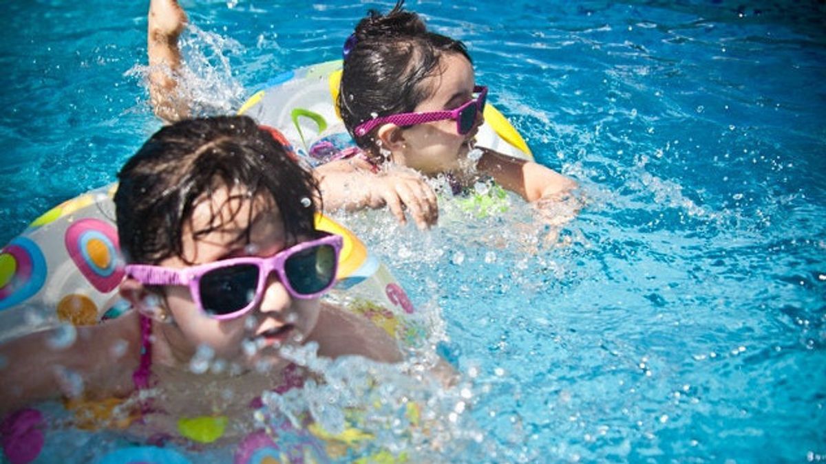 Cara Tepat Mengajarkan Anak Berenang, Perhatikan Hal-hal Berikut!