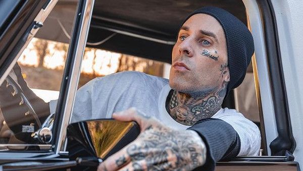 Travis Barker Ungkap Kronologi Alami Pankreatitis, Sempat Jalani Endoskopi dan Muncul Polip