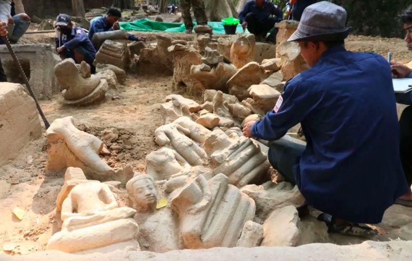 Arkeolog Temukan Lebih dari 100 Potongan Patung Buddha di Kuil Angkor, Kamboja