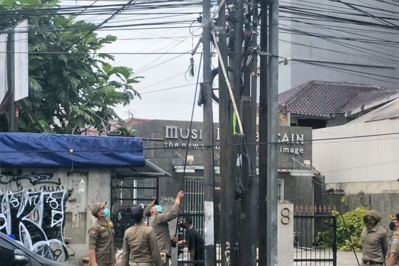 Bersih-Bersih Atribut Ormas di Jalanan, Satpol PP Jakarta Selatan: Antisipasi Gesekan...