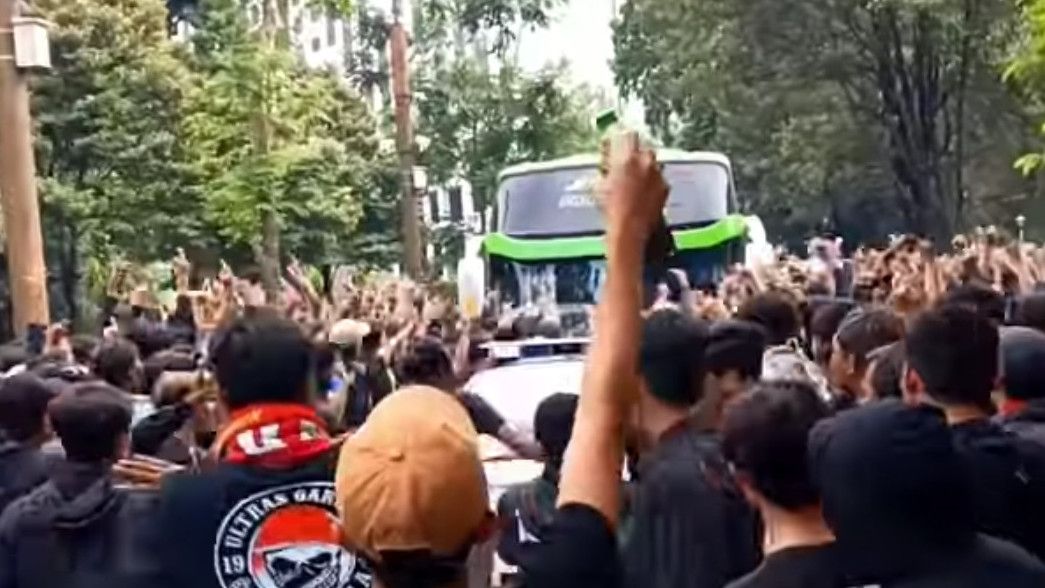 Viral Bus Timnas Thailand Dilempari Sesuatu Hingga Kaca Retak, Polisi Buru Pelaku