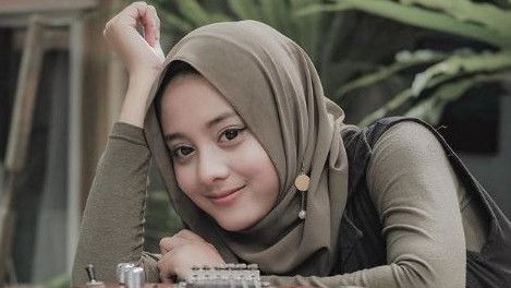 Viral Gitaris Cantik Berhijab, Irta Amalia Siap Hijrah ke Jakarta