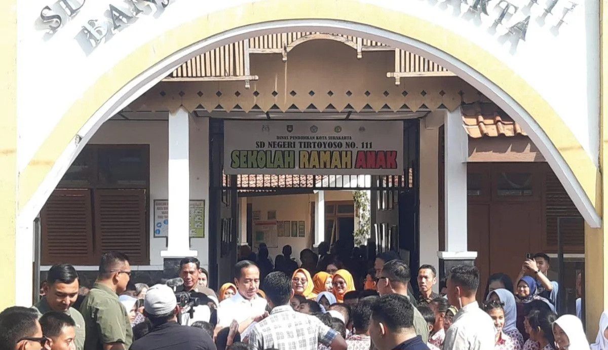 Jokowi 'Nostalgia' ke Bekas Sekolah di Solo