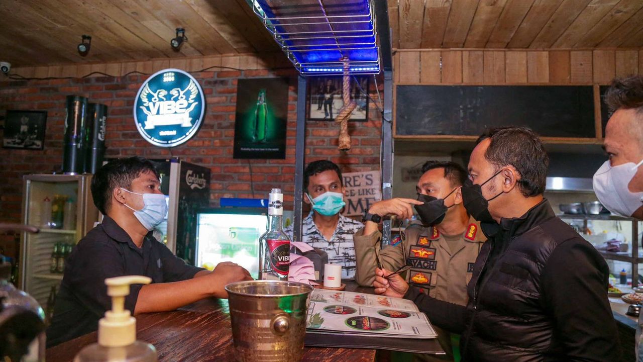 Aksi Wali Kota Bogor Kunjungi Kafe Malam-malam, Temukan Alkohol Golongan B dan C