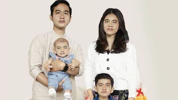 Gibran Posting Kampanye Vaksinasi Covid-19 Pakai Foto Keluarga yang Diedit, Netizen Curiga: Dibajak Kaesang ya?