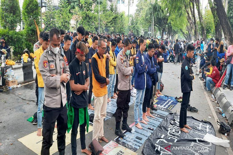 Adem! Kapolresta Banjarmasin Salat Bersama Demonstran Penolak Omnibus Law