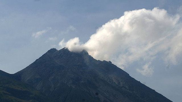 Gunung Merapi Alami 77 Kali Gempa Guguran
