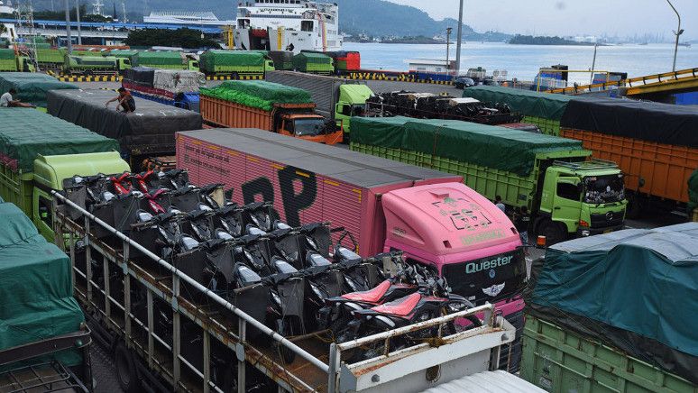 Kendaraan Berat Ditolak Naik Kapal di Pelabuhan Merak Gegara Cuaca Ekstrem