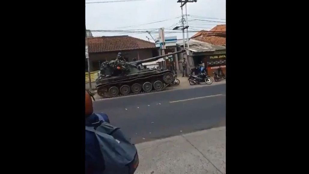 Tank Tabrak Motor dan Gerobak, TNI Langsung Ganti Rugi ke Korban