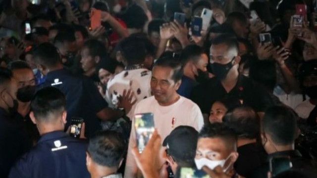 Jokowi Dianugerahi Gelar Adat Kesultanan Ternate
