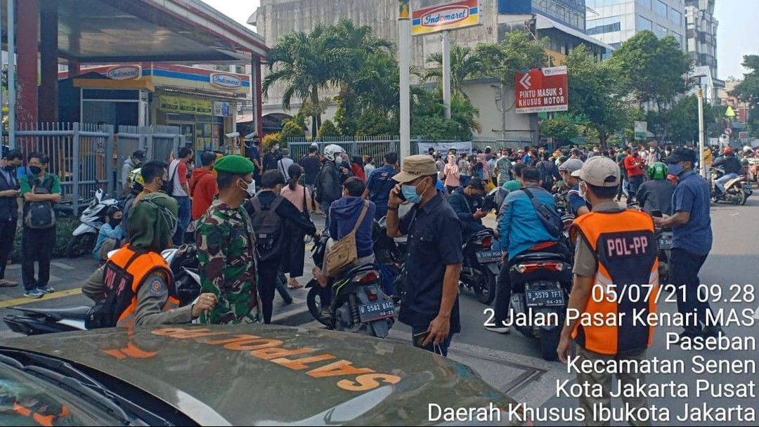 Sadis, Polisi Semprot Kerumunan Warga Pakai Water Cannon di Plaza Kenari Mas Jakarta