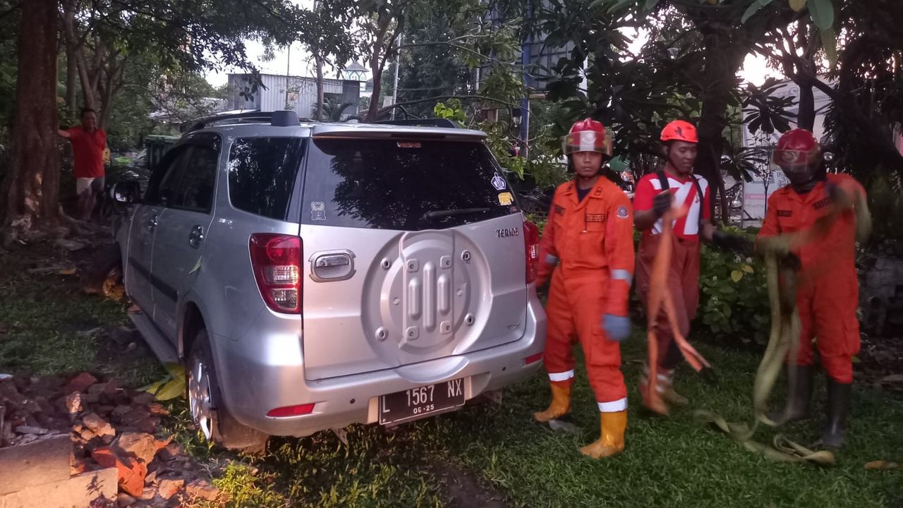 Pengemudi Mabuk, Mobil Ini Terobos Pembatas Jalan hingga Masuk Taman di Surabaya