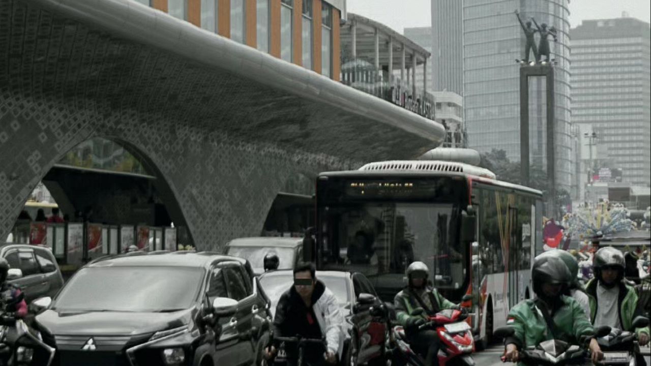 Viral Stiker Caleg Hiasi Bangku TJ, Dirut TransJakarta: Jangan Ditempel Alat Kampanye!