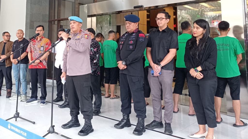 Katanya Transparan, Kok Polri Sembunyikan Muka 7 Brimob Pelindas Ojol Saat Konpers?