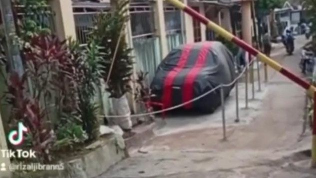 Viral Warga Bikin 'Garasi' Mobil dengan Patok Jalan di Bekasi, Polisi: Sudah Dibongkar