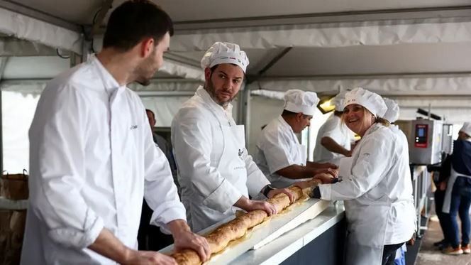 Geser Italia, Prancis Raih Rekor Dunia dengan Baguette Terpanjang
