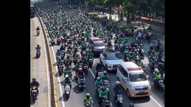 Momen Ribuan Ojol Hijaukan Jakarta, Antar Jenazah Affan Kurniawan ke Peristirahatan Terakhir