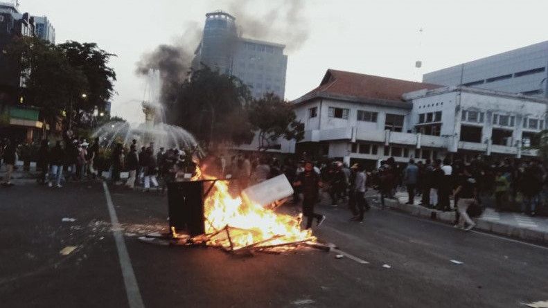 Demo Tolak UU Ciptaker di Surabaya Rusuh, Massa Bakar dan Rusak Fasilitas Publik