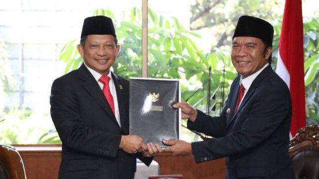Jokowi Perpanjang Jabatan Al Muktabar Sebagai PJ Gubernur Banten