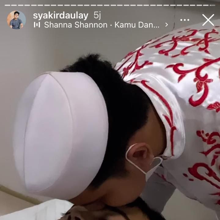 Syakir Daulay cium kening Ameer (Foto: Instagram Stories/@syakirdaulay)