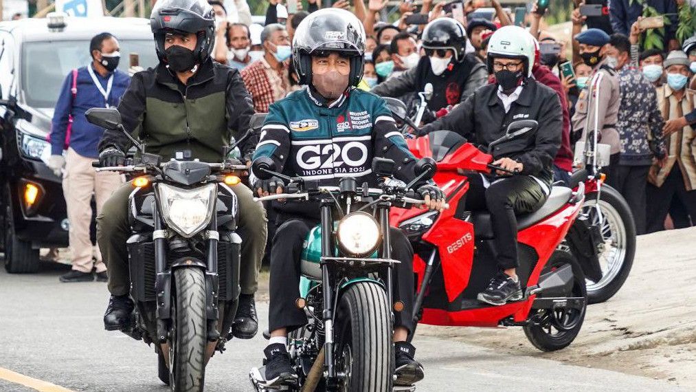 Jajal Kawasan Danau Toba, Jokowi Tampil Keren Pakai Jaket G20 Sambil Naik Motor Kustom Kawasaki W175