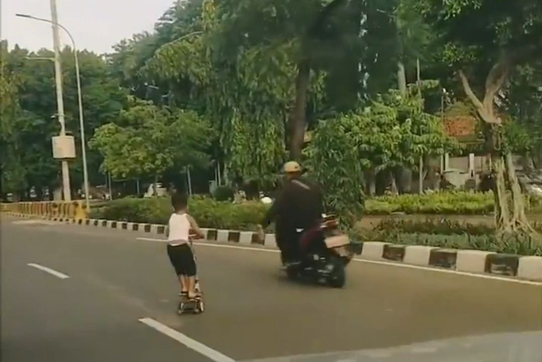 Viral Bocah Main Skuter di Jalan Raya, Bikin Histeris Karena Nyaris Tertabrak