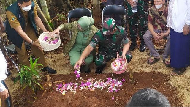 Momen KSAD Jenderal Dudung Kunjungi Makam Korban Tabrak Lari oleh Personel TNI AD di Nagreg: Saya Menghaturkan Duka Cita